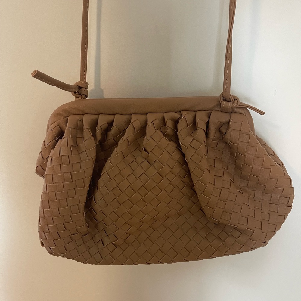 Woven clutch